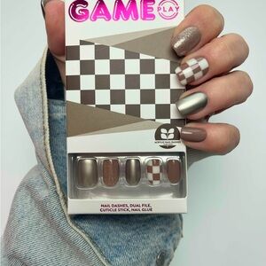 Gameplay Brown and White Checkered Press-On Nails